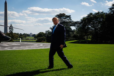 Agenzia_Ansa's tweet photo. La scuola non c'entra: "Quanto sta accadendo in Francia è nientemeno che un'immigrazione di massa fuori controllo. Si tratta dell'Islam che vuole prendere il sopravvento su un Paese un tempo grande". Donald Trump entra a gamba tesa su Parigi e sulle proteste studentesche che stanno agitando le strade di tutta la Francia. #ANSA 
https://t.co/q33hfxRCYr