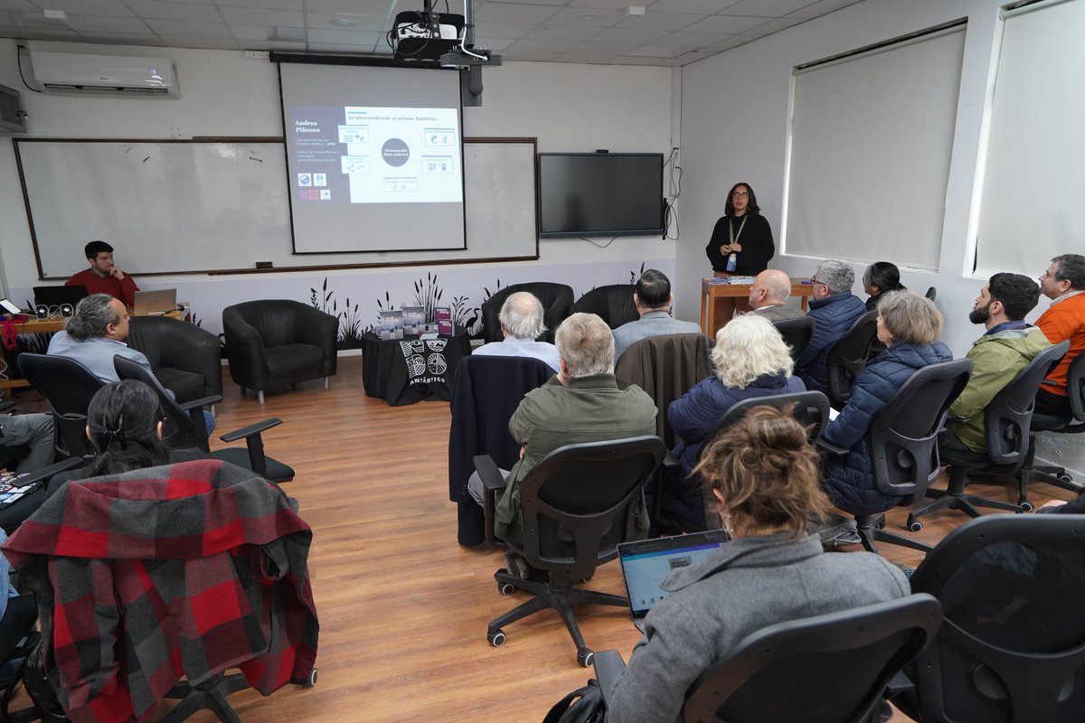 MilenioBASE's tweet photo. Valdivia📍📚 En la @faceauach se presentó la "Hoja de Ruta 2025-2030" @nodoantartico y el libro "Antártica en Cifras: Laboratorios Naturales" @inach_gob 👏Con presentaciones de nuestros @MilenioBASE @PostCienciaUACh @cienciasuach Dr. Kurt Paschke y Dra. Andrea Piñones https://t.co/4ErZro0zD0