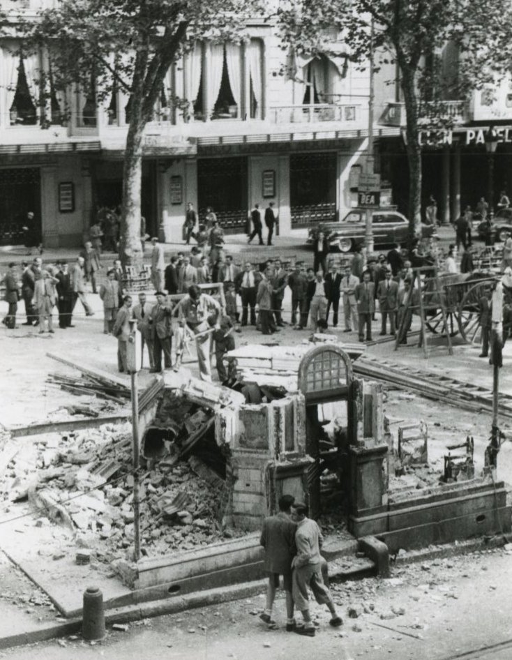 historiesdebcn's tweet photo. A principis d'octubre de 1951, ara fa 75 anys, l'Ajuntament de Barcelona va enderrocar l'emblemàtic quiosc Canaletes.

Estava situat al capdamunt de la Rambla, al costat de la font de Canaletes. https://t.co/wkBXbtvOPS