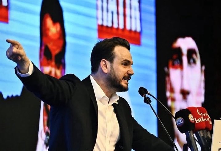 GundemTurkic's tweet photo. AKP’li trolleri rezil etmesiyle tanınan İYİ Parti Genel Başkan Yardımcısı Cenk Özatıcı bu sefer Mücahit Birinci’yi yerin dibine soktu.

• Mücahit Birinci’nin acizliği sosyal medya kullanıcılarını güldürdü. https://t.co/EbY3xKAYuK
