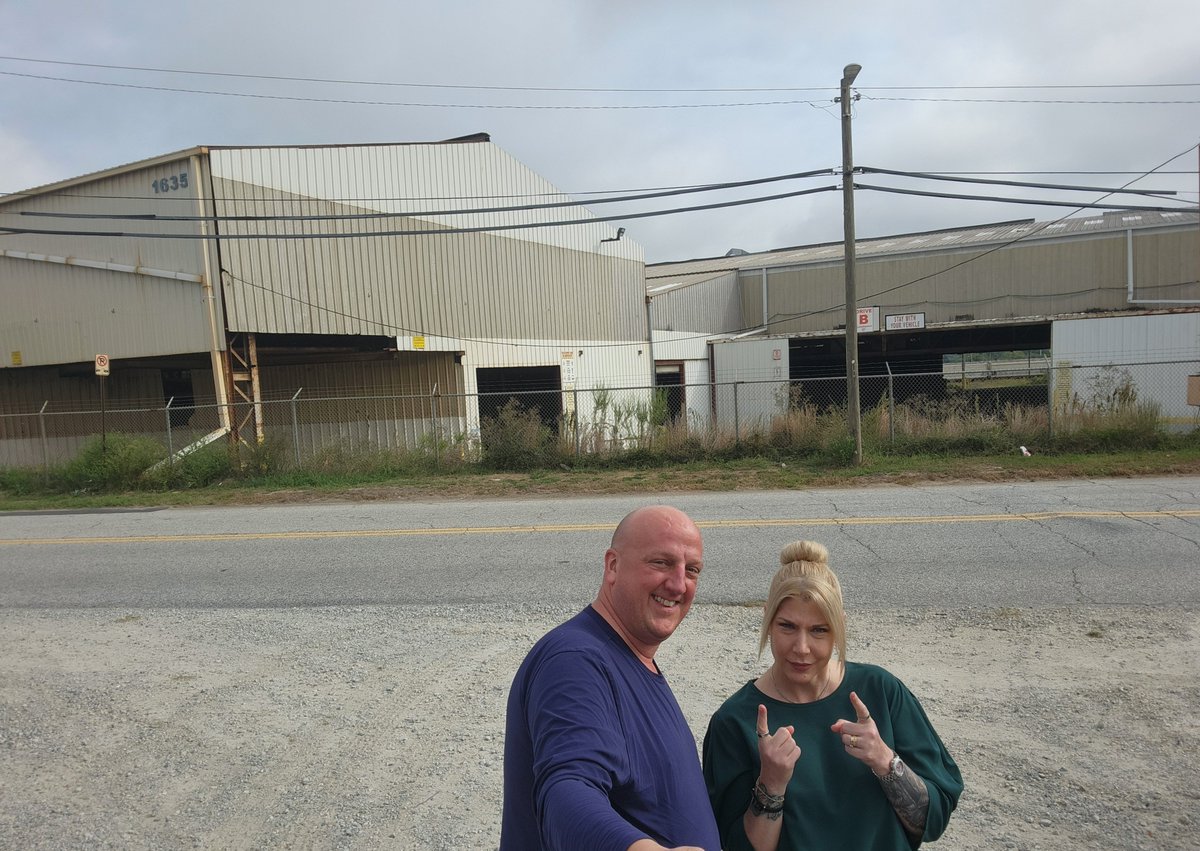 derekvampyrslyr's tweet photo. I stand by my theory, if you're gonna hang with the #great @RealClaudiaKing and talk #crime cant beat abandoned trainyard https://t.co/1tj217D9pQ