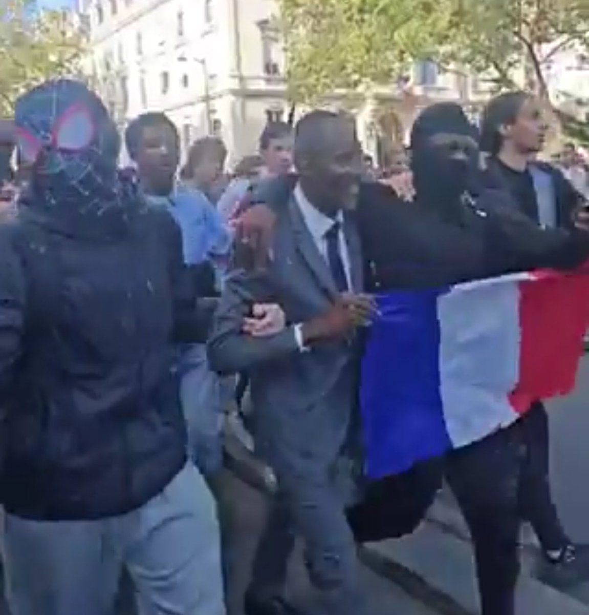 COV_COPPERFIELD's tweet photo. @BallyBagayoko @AdresanSoso 🔴 Les "jeunes" cagoulés et masqués demandant à être entendus...

Dis BALLY tu nous prendrais pas pour des cons ???

🤔🤔🤔 https://t.co/JvobTYAN3O