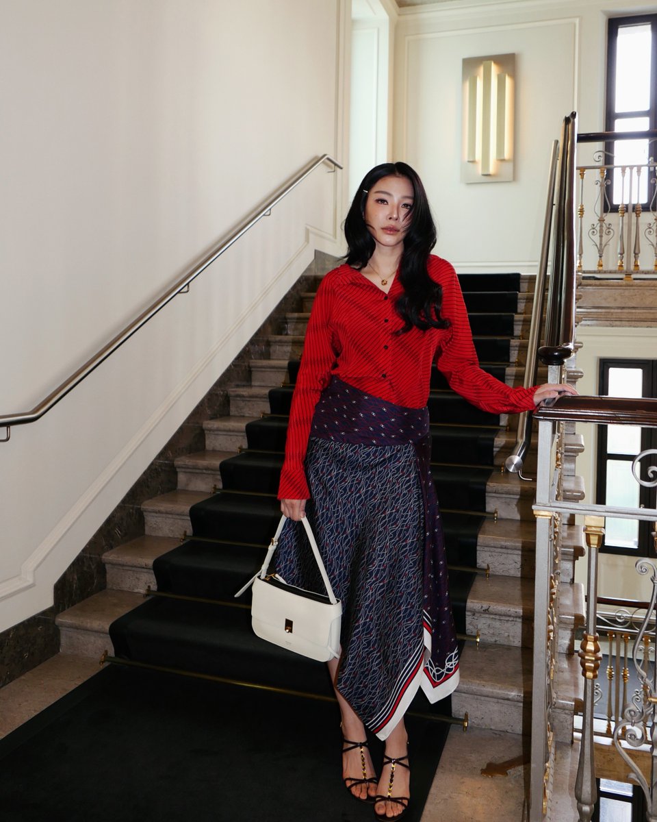 fourteenchannel's tweet photo. ส่องลุคสุดเลอค่าของ ‘ฝ้าย พีรญา’ เยี่ยมชม Ferragamo Boutique ณ กรุงมิลาน ในลุคสุดคลาสสิกจากคอลเลกชั่น Pre-Fall 2026

[มิลาน, กันยายน 2026] Faye เยี่ยมชมบูติก Ferragamo ในมิลาน พร้อมลุคจากคอลเลกชั่น Pre-Fall 2026 โดดเด่นด้วยเสื้อเชิ้ตผ้าไหมบริสุทธิ์ที่เน้นช่วงเอวเข้ารูปและดีไซน์คอปาด พร้อมแถบผ้าแนวนอนที่ทอดยาวตลอดแนวแขน จับคู่กับกระโปรงทรงชายแหลมที่ตัดเฉียงเพื่อสร้างความพลิ้วไหวคล้ายผ้าพันคอ โอบรับช่วงสะโพกอย่างนุ่มนวล พร้อมดีเทลจับรวบเพิ่มวอลลุ่ม พร้อมเติมเต็มลุคอย่างสมบูรณ์แบบด้วยรองเท้า Vara Chain แบบ T-Strap และ Cara Bag กระเป๋าที่พร้อมสำหรับทุกโอกาส

@Ferragamo #Ferragamo  #FerragamoXFaye #FerragamoSS27 #FayePeraya