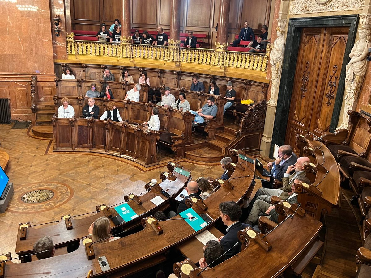 Junts_BCN's tweet photo. ✨ Comença el #PleBCN extraordinari i urgent per denunciar la manca de diàleg del Govern municipal per tal de resoldre el conflicte laboral al Consorci de Biblioteques de Barcelona.
✅ Cal convocar urgentment una taula per donar resposta a les demandes de la plantilla. https://t.co/bQD6a6vWuv