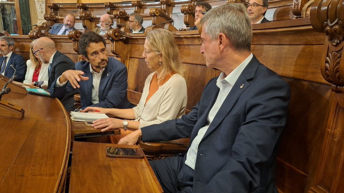 Junts_BCN's tweet photo. ✨ Comença el #PleBCN extraordinari i urgent per denunciar la manca de diàleg del Govern municipal per tal de resoldre el conflicte laboral al Consorci de Biblioteques de Barcelona.
✅ Cal convocar urgentment una taula per donar resposta a les demandes de la plantilla. https://t.co/bQD6a6vWuv
