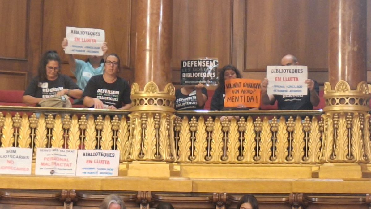 Junts_BCN's tweet photo. ✨ Comença el #PleBCN extraordinari i urgent per denunciar la manca de diàleg del Govern municipal per tal de resoldre el conflicte laboral al Consorci de Biblioteques de Barcelona.
✅ Cal convocar urgentment una taula per donar resposta a les demandes de la plantilla. https://t.co/bQD6a6vWuv