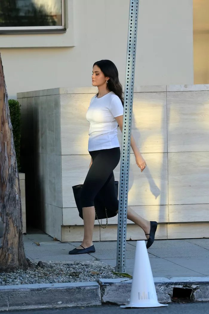Itsthatlawyer_'s tweet photo. Selena leaving a recording studio in Los Angeles OMG https://t.co/KtlQ8ehBhW