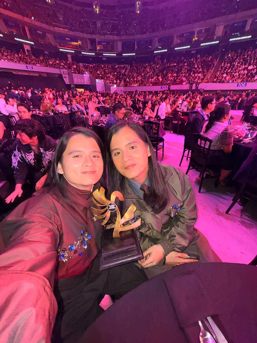 BenAndBenMusic's tweet photo. LIWANAAAG! Nanalo tayo sa Filipino Music Awards! 💙💛😭 Lifetime Reimagined wins Folk Song Of The Year.
Sa Liwanag namin, mahal namin kayo! - Mula sa aming 9pc chicken nuggets! https://t.co/wuoJDzrswe