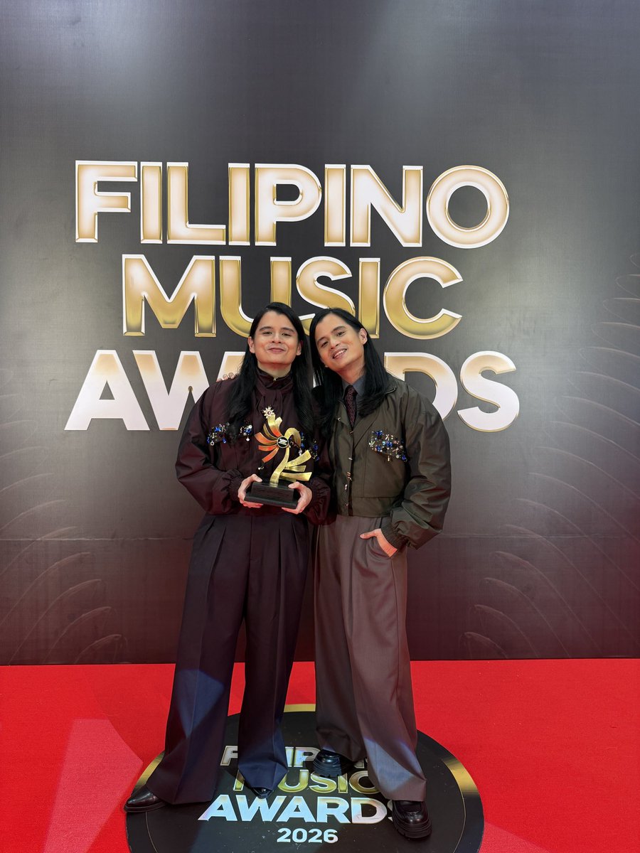 BenAndBenMusic's tweet photo. LIWANAAAG! Nanalo tayo sa Filipino Music Awards! 💙💛😭 Lifetime Reimagined wins Folk Song Of The Year.
Sa Liwanag namin, mahal namin kayo! - Mula sa aming 9pc chicken nuggets! https://t.co/wuoJDzrswe
