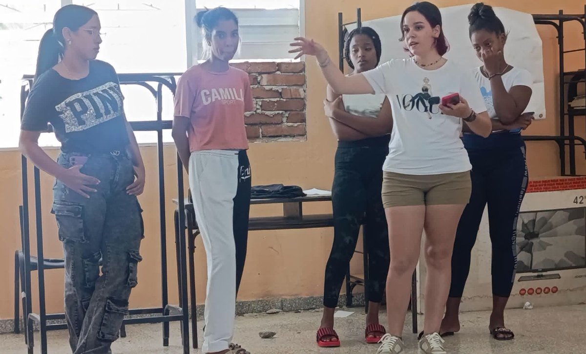 UG_Cuba's tweet photo. #UniversidadCubana

🏘 Acerca de la recreación como componente indispensable del trabajo sociocultural comunitario intercambió el Lic. Marcos Antonio Rodríguez Cuevas con los estudiantes del Proyecto Con mochila al hombro  de la @UG_Cuba. 🎒❤️

#50mesaños #OrgulloUG https://t.co/dwiSCCFRRw