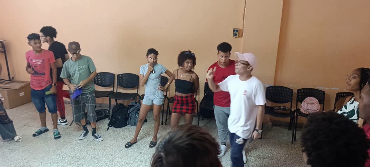 UG_Cuba's tweet photo. #UniversidadCubana

🏘 Acerca de la recreación como componente indispensable del trabajo sociocultural comunitario intercambió el Lic. Marcos Antonio Rodríguez Cuevas con los estudiantes del Proyecto Con mochila al hombro  de la @UG_Cuba. 🎒❤️

#50mesaños #OrgulloUG https://t.co/dwiSCCFRRw