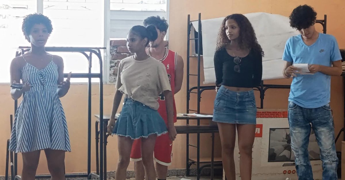 UG_Cuba's tweet photo. #UniversidadCubana

🏘 Acerca de la recreación como componente indispensable del trabajo sociocultural comunitario intercambió el Lic. Marcos Antonio Rodríguez Cuevas con los estudiantes del Proyecto Con mochila al hombro  de la @UG_Cuba. 🎒❤️

#50mesaños #OrgulloUG https://t.co/dwiSCCFRRw