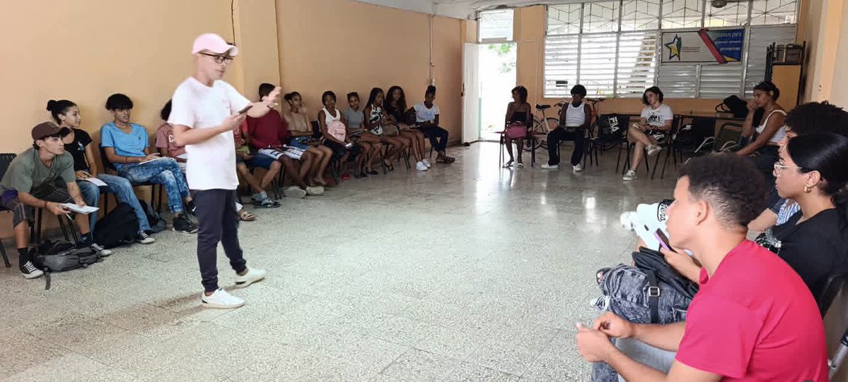 UG_Cuba's tweet photo. #UniversidadCubana

🏘 Acerca de la recreación como componente indispensable del trabajo sociocultural comunitario intercambió el Lic. Marcos Antonio Rodríguez Cuevas con los estudiantes del Proyecto Con mochila al hombro  de la @UG_Cuba. 🎒❤️

#50mesaños #OrgulloUG https://t.co/dwiSCCFRRw