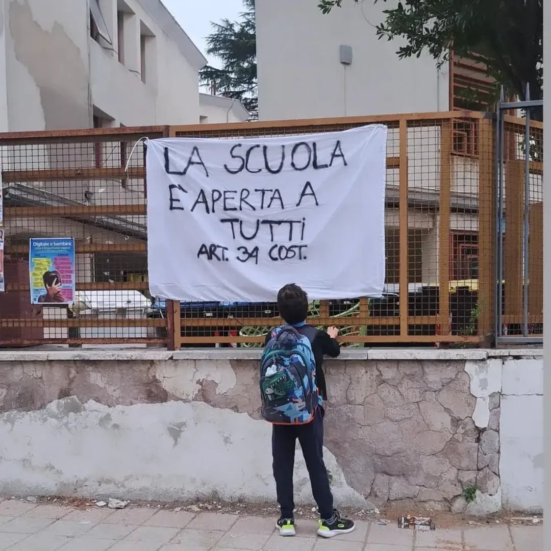 Lolicchia's tweet photo. Gli unici stranieri so' i fasci nei quartieri. https://t.co/mCFgMnUPOT