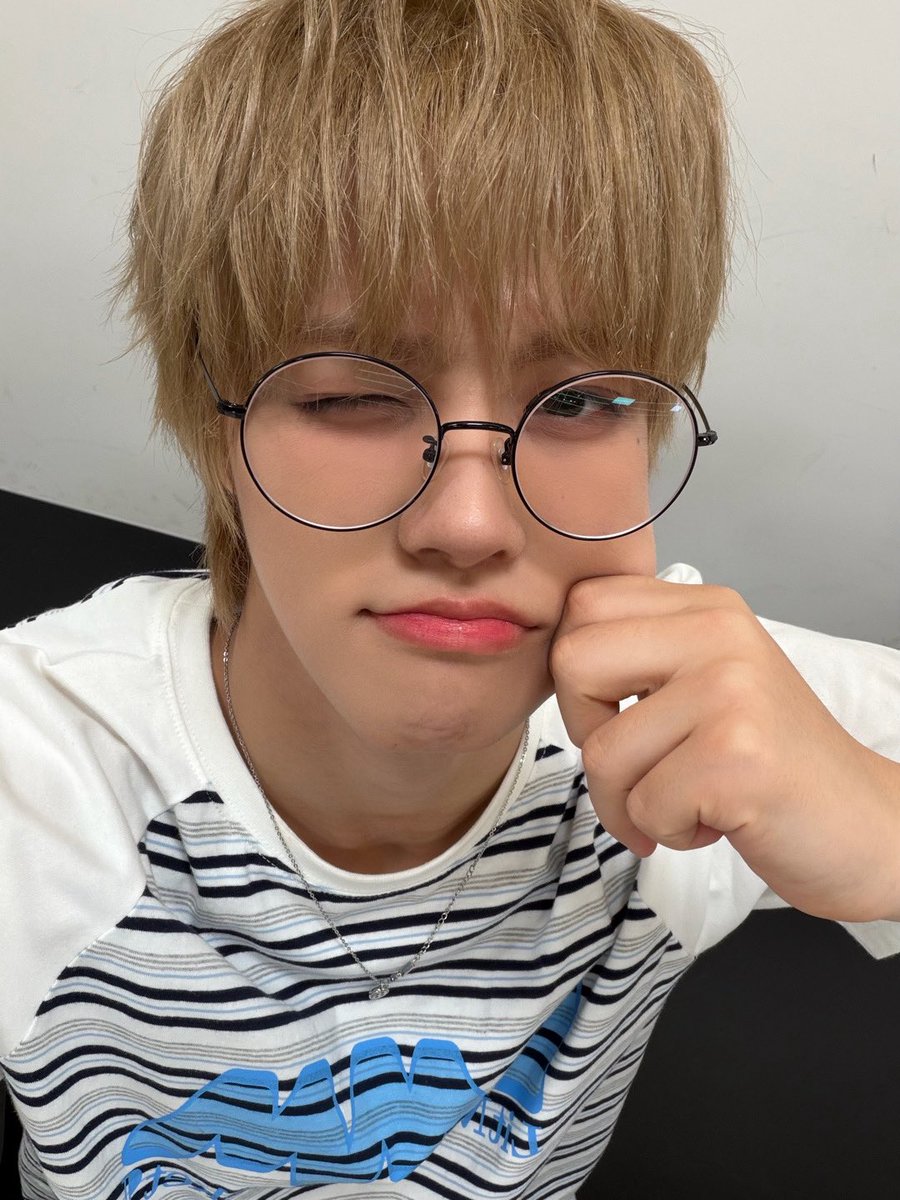 Ko00ng_'s tweet photo. 나주워니안경쓴거
완전조아하는거아시는분… 이제부터알면돼 https://t.co/6b4CAmJ24i