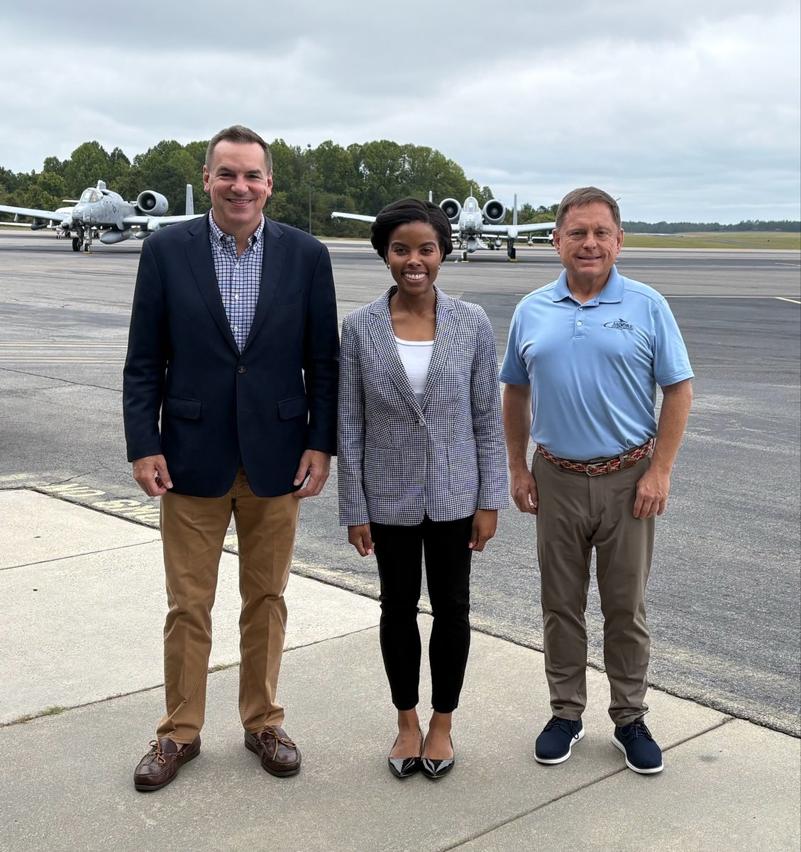 RepRichHudson's tweet photo. Moore County Airport supports a lot of businesses and the good-paying jobs that come with them. 

Spent time there with FCC Commissioner @OliviaTrustyFCC talking about our work to improve cell signal at the airport.

We want those jobs and businesses to stay in Moore County, and reliable coverage is part of making that happen.