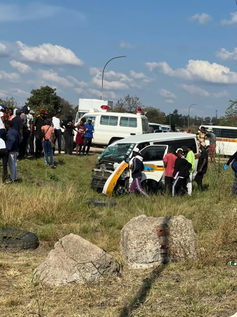 Realbeefactor's tweet photo. A kombi and a truck have been involved in a collision along Khami Road near Zuva Service Station in Bulawayo.A number of people are injured including school children and passengers who where in the kombi reports Chronicle. #Bulawayo https://t.co/K7An9tTleD