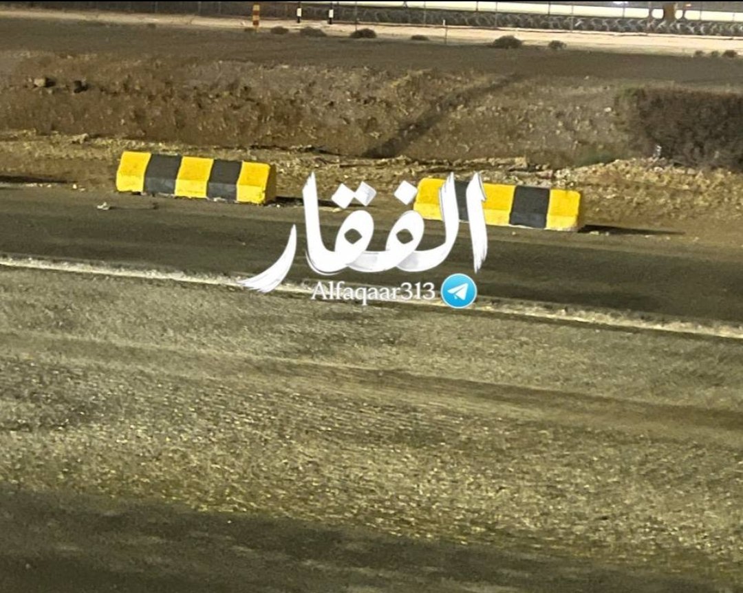 Alfaqaar313's tweet photo. خاص الفقار 

حفرة كبيرة وعميقة قرب الصالة الملكية في مطار الرياض، ناتجة عن سقوط مباشر للصاروخ اليمني. https://t.co/osGWFFTISH