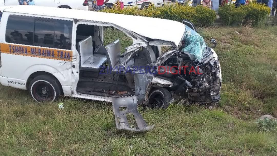 Realbeefactor's tweet photo. A kombi and a truck have been involved in a collision along Khami Road near Zuva Service Station in Bulawayo.A number of people are injured including school children and passengers who where in the kombi reports Chronicle. #Bulawayo https://t.co/K7An9tTleD