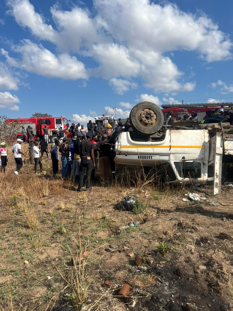 Realbeefactor's tweet photo. A kombi and a truck have been involved in a collision along Khami Road near Zuva Service Station in Bulawayo.A number of people are injured including school children and passengers who where in the kombi reports Chronicle. #Bulawayo https://t.co/K7An9tTleD