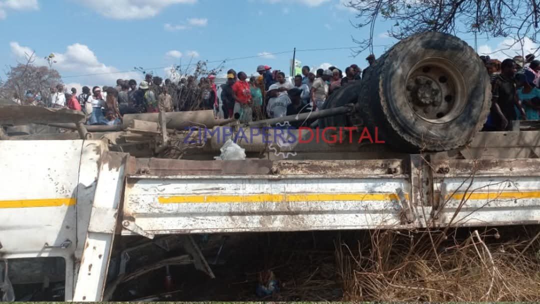 Realbeefactor's tweet photo. A kombi and a truck have been involved in a collision along Khami Road near Zuva Service Station in Bulawayo.A number of people are injured including school children and passengers who where in the kombi reports Chronicle. #Bulawayo https://t.co/K7An9tTleD