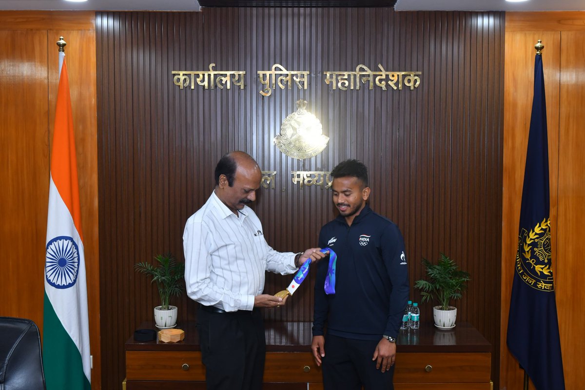 DGP_MP's tweet photo. ✨ हॉकी में स्वर्णिम सफलता, मध्यप्रदेश पुलिस के लिए गौरव का क्षण... 🏑🇮🇳

एशियाई खेलों के स्वर्ण विजेता विवेक सागर ने DGP श्री कैलाश मकवाणा से की भेंट

#MPPOLICE #DGPMP https://t.co/yyIHpqACuq
