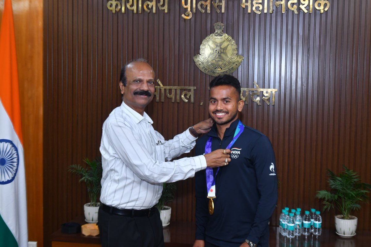 DGP_MP's tweet photo. ✨ हॉकी में स्वर्णिम सफलता, मध्यप्रदेश पुलिस के लिए गौरव का क्षण... 🏑🇮🇳

एशियाई खेलों के स्वर्ण विजेता विवेक सागर ने DGP श्री कैलाश मकवाणा से की भेंट

#MPPOLICE #DGPMP https://t.co/yyIHpqACuq