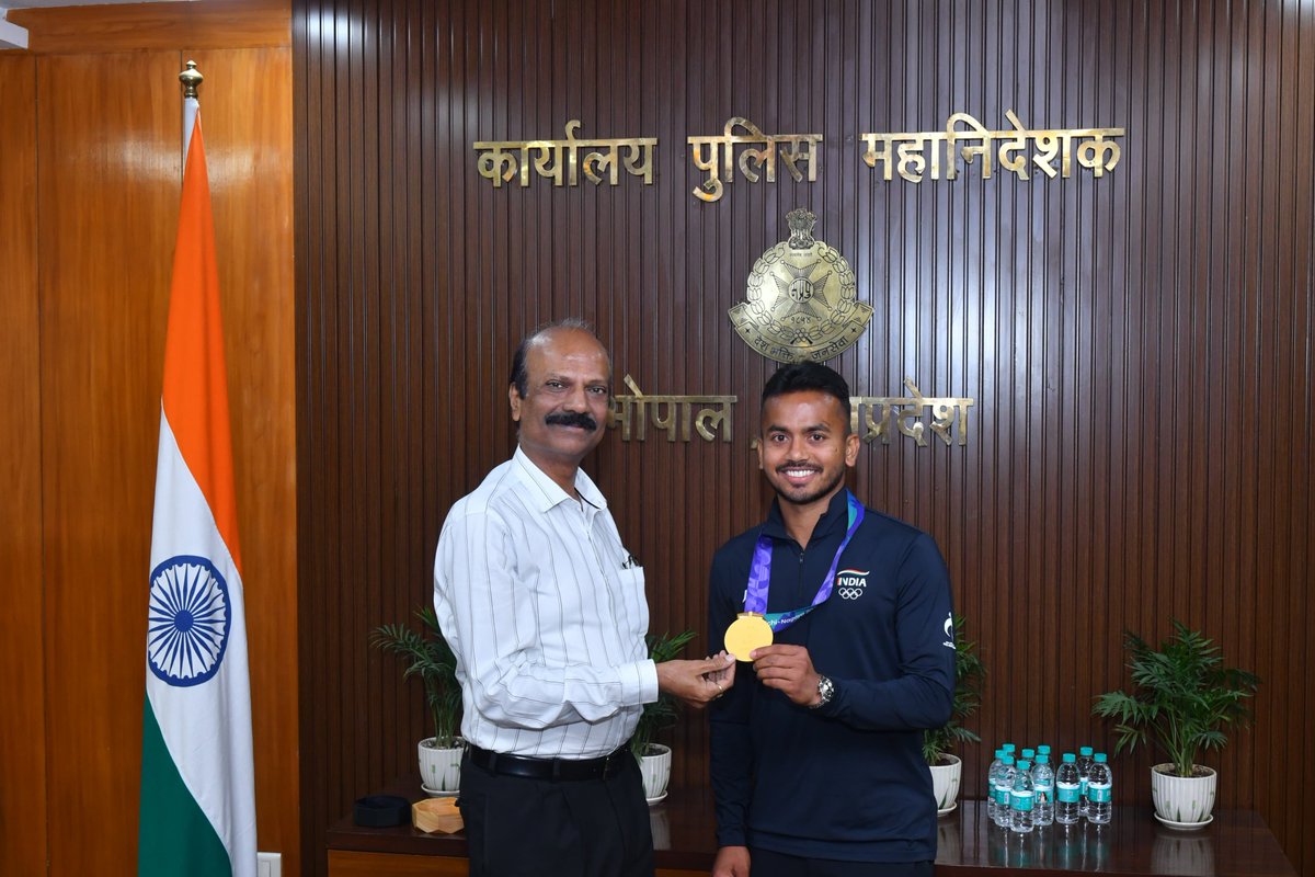 DGP_MP's tweet photo. ✨ हॉकी में स्वर्णिम सफलता, मध्यप्रदेश पुलिस के लिए गौरव का क्षण... 🏑🇮🇳

एशियाई खेलों के स्वर्ण विजेता विवेक सागर ने DGP श्री कैलाश मकवाणा से की भेंट

#MPPOLICE #DGPMP https://t.co/yyIHpqACuq