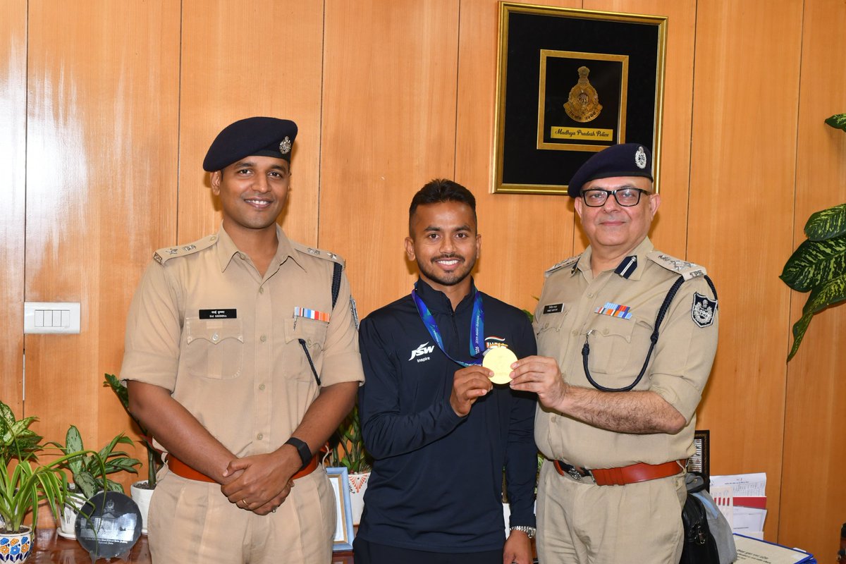 DGP_MP's tweet photo. ✨ हॉकी में स्वर्णिम सफलता, मध्यप्रदेश पुलिस के लिए गौरव का क्षण... 🏑🇮🇳

एशियाई खेलों के स्वर्ण विजेता विवेक सागर ने DGP श्री कैलाश मकवाणा से की भेंट

#MPPOLICE #DGPMP https://t.co/yyIHpqACuq