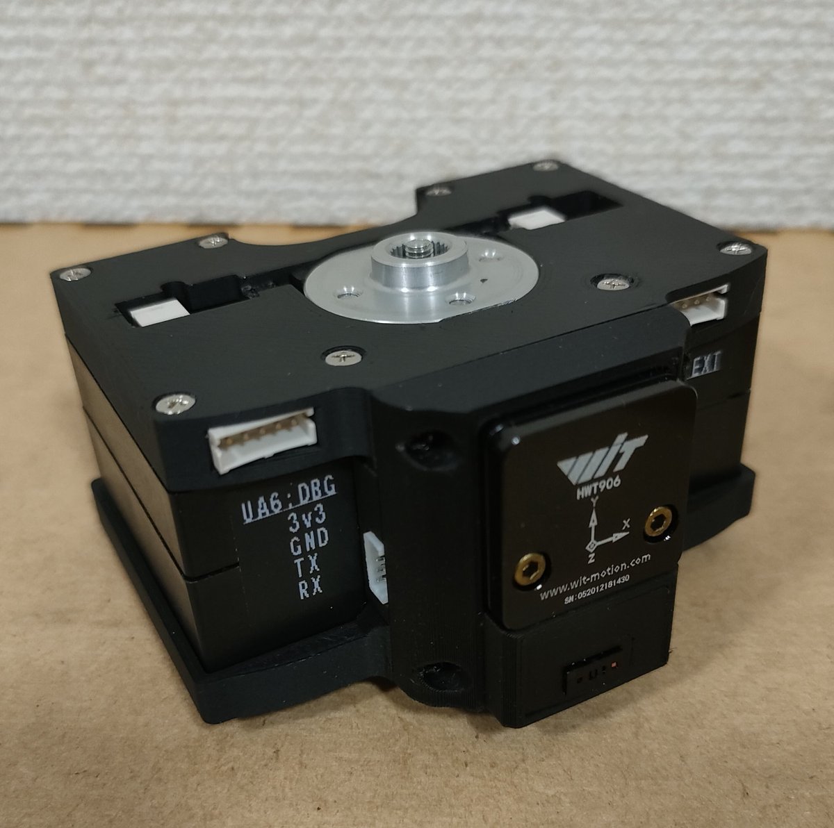 WatakoLab's tweet photo. 新規、腰ユニット！

ポイントは
1. 前面からのアクセスで上体を分離できること
2. デバッグ・拡張端子を豊富に用意したこと
3. 制御ボードをコンパクトにまとめつつ、ヒートシンクも取り付けたこと
です！ https://t.co/gcxi3OAtkI