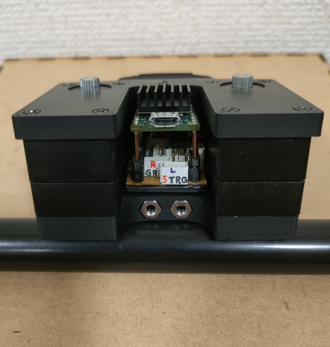 WatakoLab's tweet photo. 新規、腰ユニット！

ポイントは
1. 前面からのアクセスで上体を分離できること
2. デバッグ・拡張端子を豊富に用意したこと
3. 制御ボードをコンパクトにまとめつつ、ヒートシンクも取り付けたこと
です！ https://t.co/gcxi3OAtkI