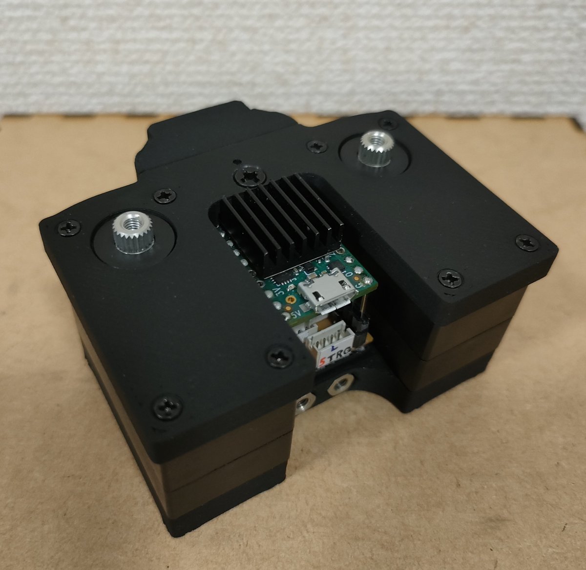 WatakoLab's tweet photo. 新規、腰ユニット！

ポイントは
1. 前面からのアクセスで上体を分離できること
2. デバッグ・拡張端子を豊富に用意したこと
3. 制御ボードをコンパクトにまとめつつ、ヒートシンクも取り付けたこと
です！ https://t.co/gcxi3OAtkI