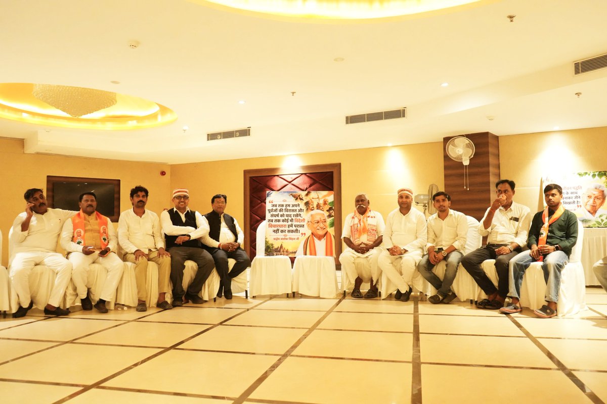 rajushuklabjp's tweet photo. आज पावन नगरी प्रयागराज में राष्ट्र एवं धर्म के प्रति अपना संपूर्ण जीवन समर्पित करने वाले श्रद्धेय अशोक सिंहल जी के जन्म शताब्दी वर्ष के उद्घाटन समारोह में सम्मिलित होने का सौभाग्य प्राप्त हुआ।

#AshokSinghal #AshokSinghalJanmaShatabdi #Prayagraj #RashtraSeva #SanatanSanskriti https://t.co/qUv0gnTksO