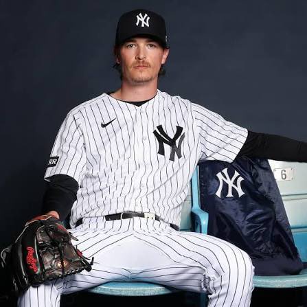 YankeesXpress's tweet photo. The Yankees have allowed 3 earned runs in this series so far. Outside of awful defense in game 2, the Yankees have only scored 2 runs. They deserve to be down 0-2, so just relax. Win game 3 &amp; go from there. #RepBX https://t.co/zjNpRQHWmk