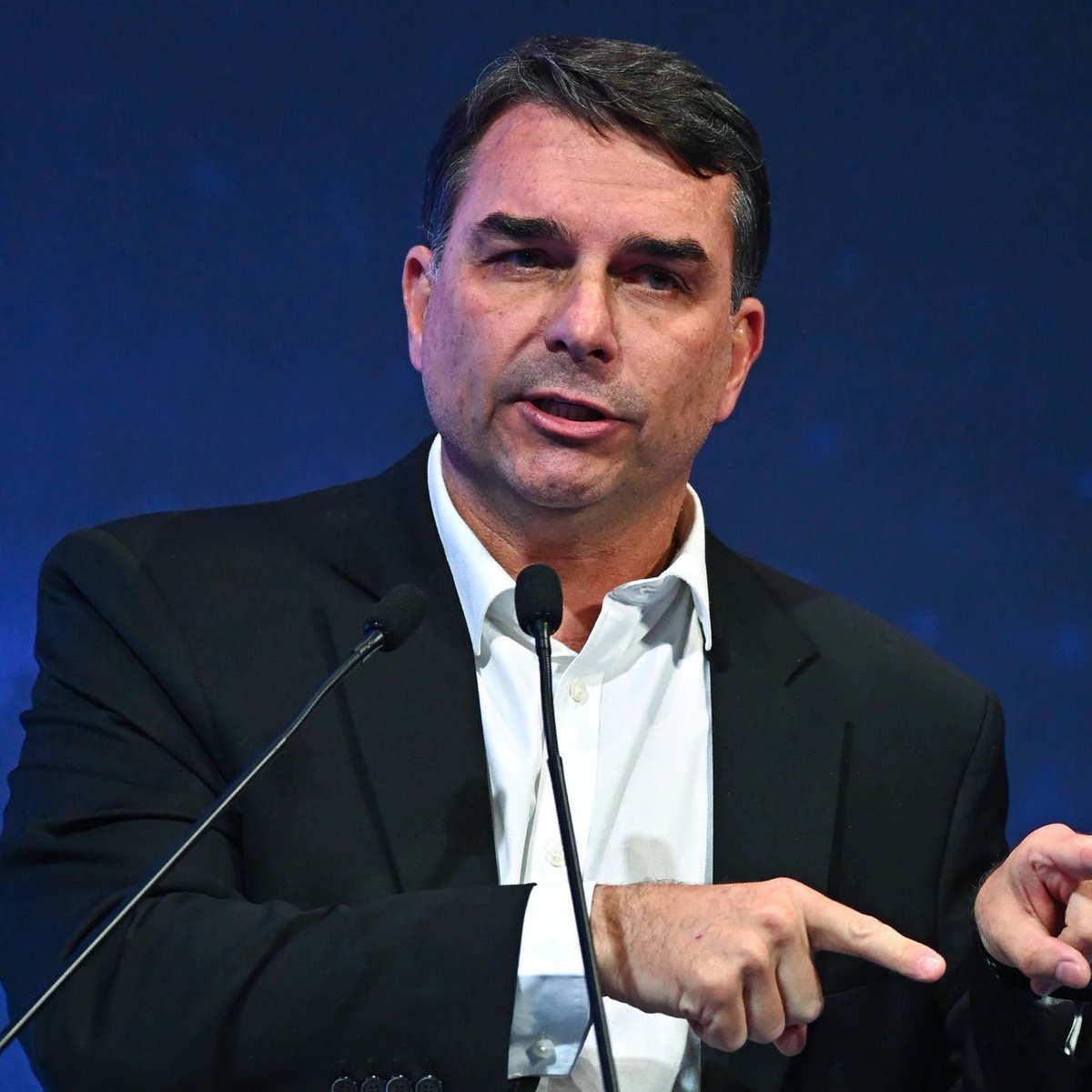republiqueBRA's tweet photo. 🚨 💬 Setores do PL e da campanha de Flávio Bolsonaro já desenham a estratégia para 2027 e tratam o impeachment de Alexandre de Moraes como um ponto “inegociável”. https://t.co/7MhLJfBqwL