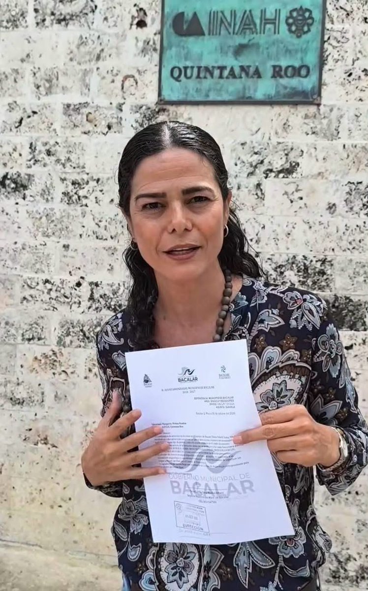 quintanaroonews's tweet photo. #Entérate Vaya problema que se metió la joven directora del municipio de #Bacalar

INAH confirma que no autorizó ingreso de funcionaria de Bacalar a sitio arqueológico y abrirá procedimiento administrativo

​Tras la solicitud de la regidora Tania Casa Madrid, la dependencia federal aclaró que no otorgó ningún permiso a la Directora de la Juventud, Diana Xuluc, para acceder a vestigios en Nuevo Jerusalén.

El Instituto Nacional de Antropología e Historia (INAH) confirmó de manera oficial que no otorgó autorización alguna para el ingreso de la titular de la Dirección de la Juventud del municipio de Bacalar, Diana Xuluc, a un sitio arqueológico ubicado en la comunidad de Nuevo Jerusalén.

A través del comunicado, emitido desde la Ciudad de México con fecha 5 de octubre de 2026, la dependencia federal fijó su postura luego de que el caso trascendiera en medios de comunicación y de que la regidora del Ayuntamiento de Bacalar, Tania Casa Ma.drid, acudiera al Centro INAH Quintana Roo a solicitar información formal sobre el presunto permiso de acceso y las actividades realizadas en el lugar.  

​Ante la confirmación de que la incursión carecía de aval legal, el INAH anunció que actuará conforme a la normatividad de protección del patrimonio arqueológico de la Nación: ​"En consecuencia, a través del Centro INAH Quintana Roo, dará inicio al procedimiento administrativo correspondiente, de conformidad con la normatividad aplicable en materia de protección del patrimonio arqueológico, a fin de deslindar responsabilidades", precisó la Dirección de Medios de Comunicación del instituto.

El organismo remarcó que cualquier ingreso o actividad que se pretenda desarrollar en zonas o sitios arqueológicos del país requiere imperativamente de una autorización expresa. 

Asimismo, hizo un exhorto directo a los gobiernos locales y funcionarios municipales para respetar los procedimientos y protocolos establecidos para el resguardo de la riqueza cultural e histórica.  

​Con el pronunciamiento federal, la investigación administrativa en el Centro INAH Quintana Roo determinará las posibles sanciones o responsabilidades derivadas del ingreso no autorizado a la zona de vestigios en la comunidad bacalarense.