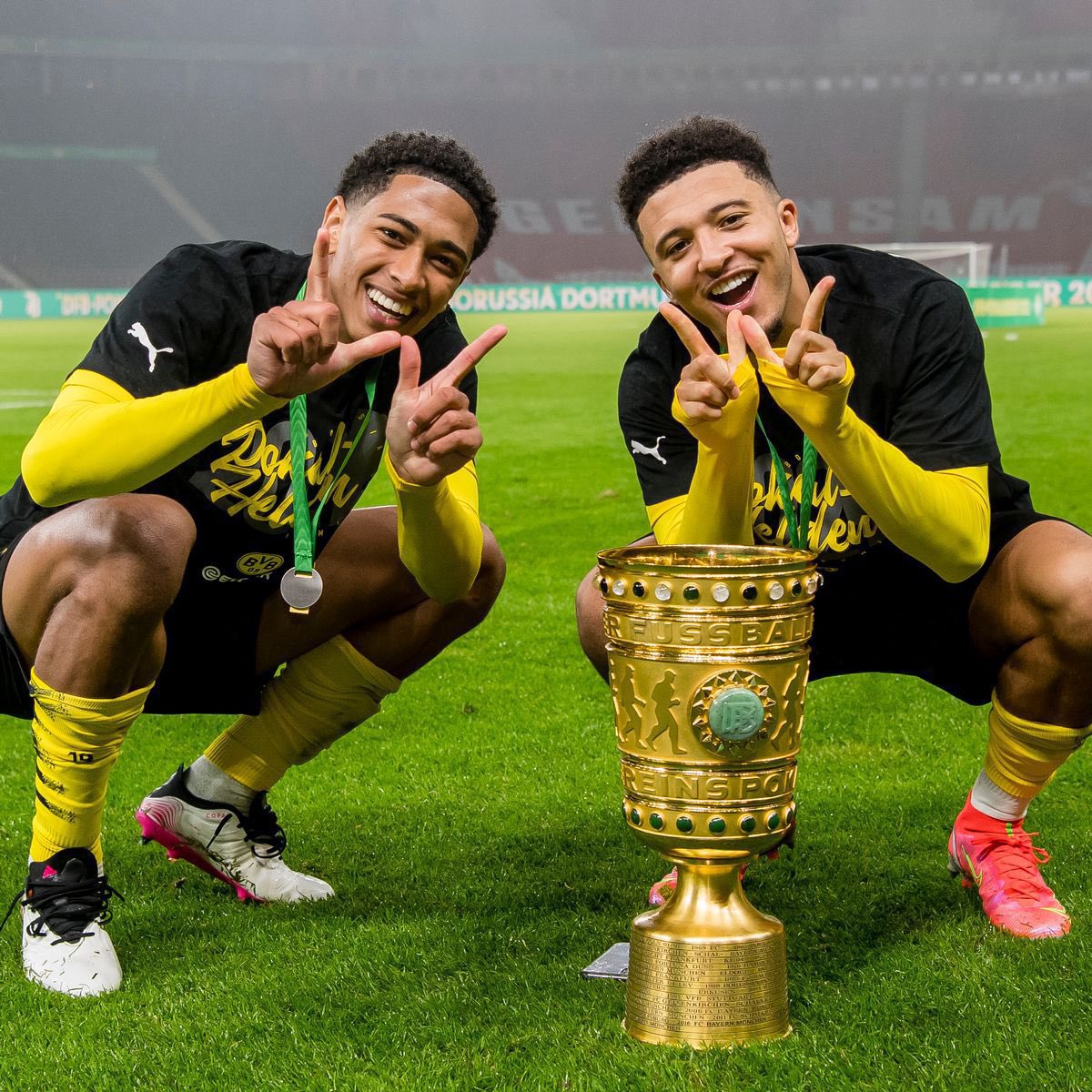 sanchEra_'s tweet photo. Throwback 💛🖤 https://t.co/T9WjYpO0L3