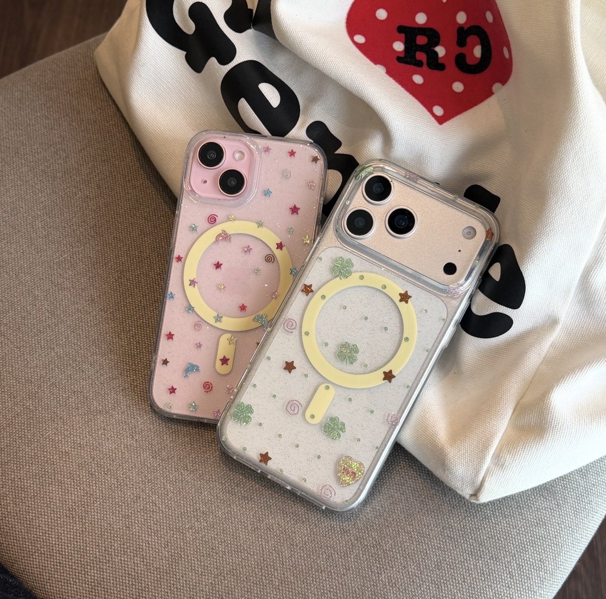 blueblo0ms's tweet photo. เคสใสรุ่นใหม่ล่าสุดของ yld เป็นกลิตเตอร์ทั้งลายสกรีนและเนื้อเคส น่ารักวิบวับถูกใจวัยรุ่นแน่นอน มีสองลายเหมือนเดิม วางขายแล้วคับ 🍀🐬⭐️💌 https://t.co/Si4eCgjgSX