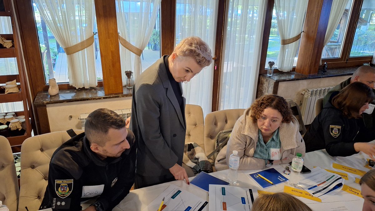 EUAM_Ukraine's tweet photo. 🇪🇺🤝 🇺🇦 EUAM UA continues supporting communities through Community Safety Dialogue.
At the fourth session in Boiarka, Kyiv region, local authorities, police and residents examined the causes of safety problems identified earlier. Next step: developing practical responses together https://t.co/JAC0UOsVsU