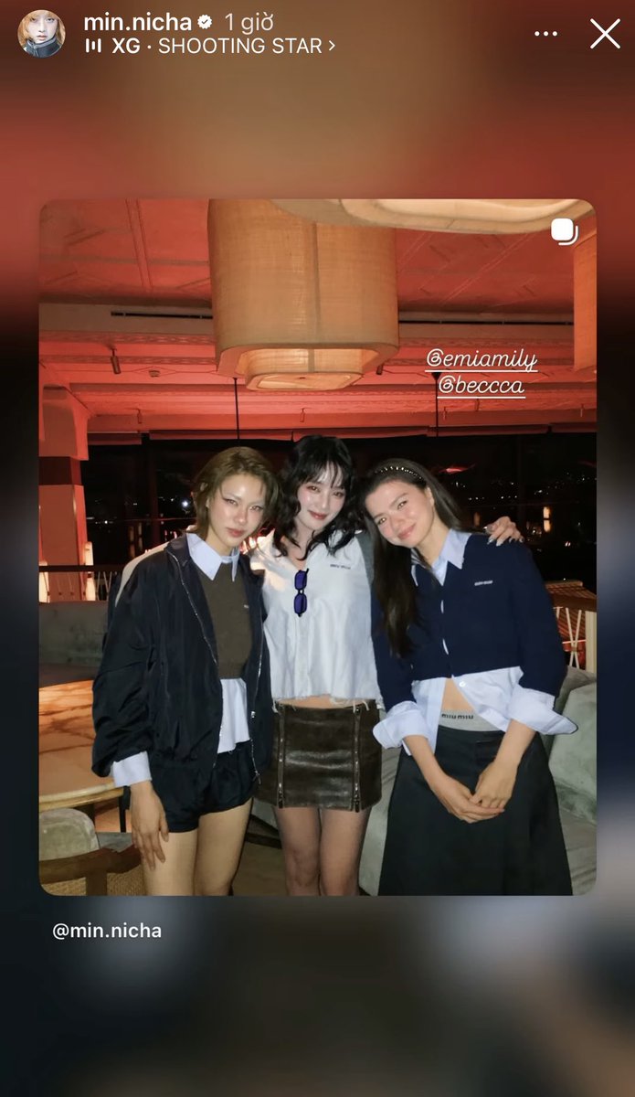 chau_quynh52503's tweet photo. Becky with Minnie and Emi!

REBECCA X MIU MIU PFWSS27
#beckysangels 
#MiuMiuSS27xBecky https://t.co/WG40zG4cfX