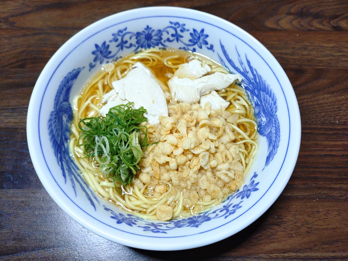 kidokentaro's tweet photo. 鳥中華。山形ではポピュラーだそうだ。鶏のささみと天カス、青ネギを加えた。 https://t.co/yyRfTmaG7K