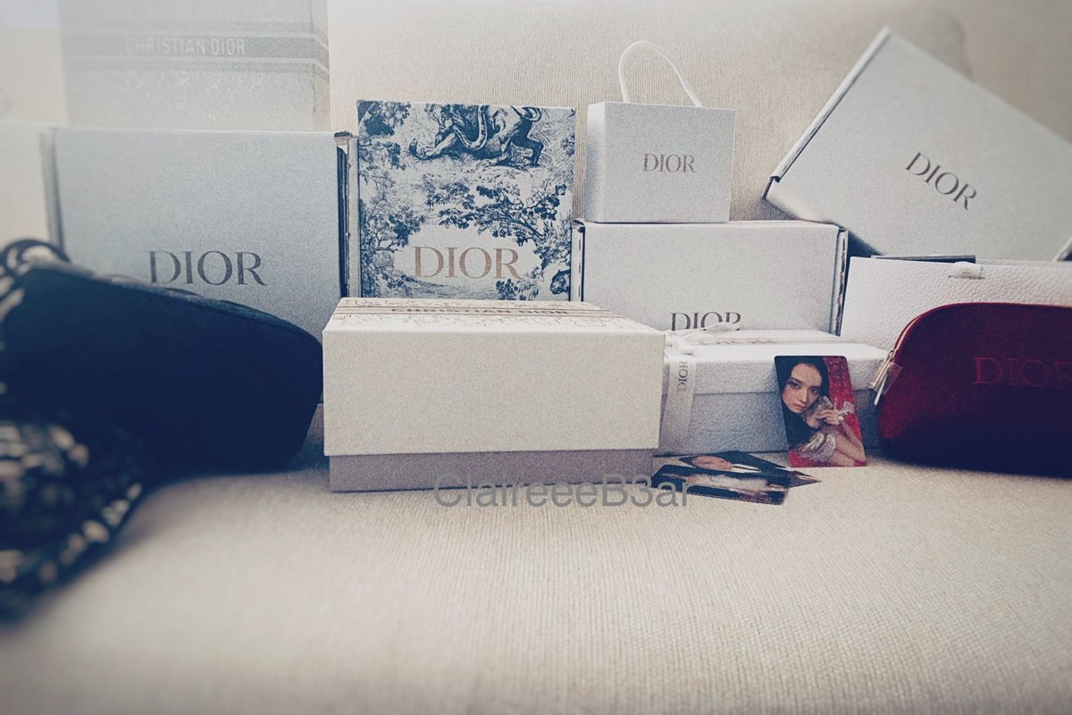 claireeeb3ar's tweet photo. No bots.
No fake likes.
Just real support. 💯

We show love the Jisoo way, by buying what she endorses.
(She really has that spell on me✨) https://t.co/NmTdsSvBtl