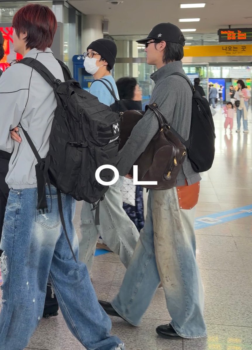 xdizyeoja's tweet photo. random encounter on how my friend and i unexpectedly… saw wonwoo & seungyoun (with their usual friend group) at busan station — we were waiting for our track number to appear on the screen back to seoul & i suddenly noticed a group of men (the aura you can’t missed tbh) walking towards and standing near where we stood,,, managed to say hello to youn though that’s all! 🫰🏻