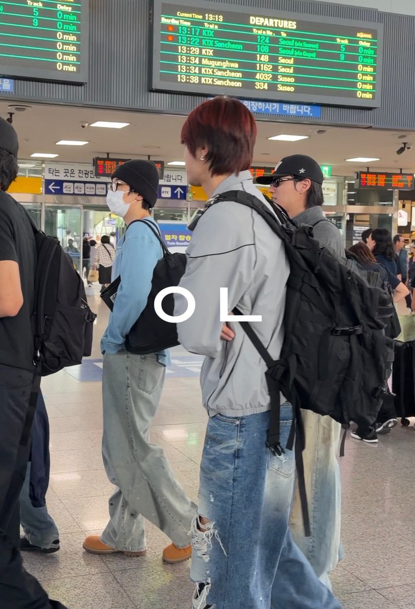 xdizyeoja's tweet photo. random encounter on how my friend and i unexpectedly… saw wonwoo & seungyoun (with their usual friend group) at busan station — we were waiting for our track number to appear on the screen back to seoul & i suddenly noticed a group of men (the aura you can’t missed tbh) walking towards and standing near where we stood,,, managed to say hello to youn though that’s all! 🫰🏻