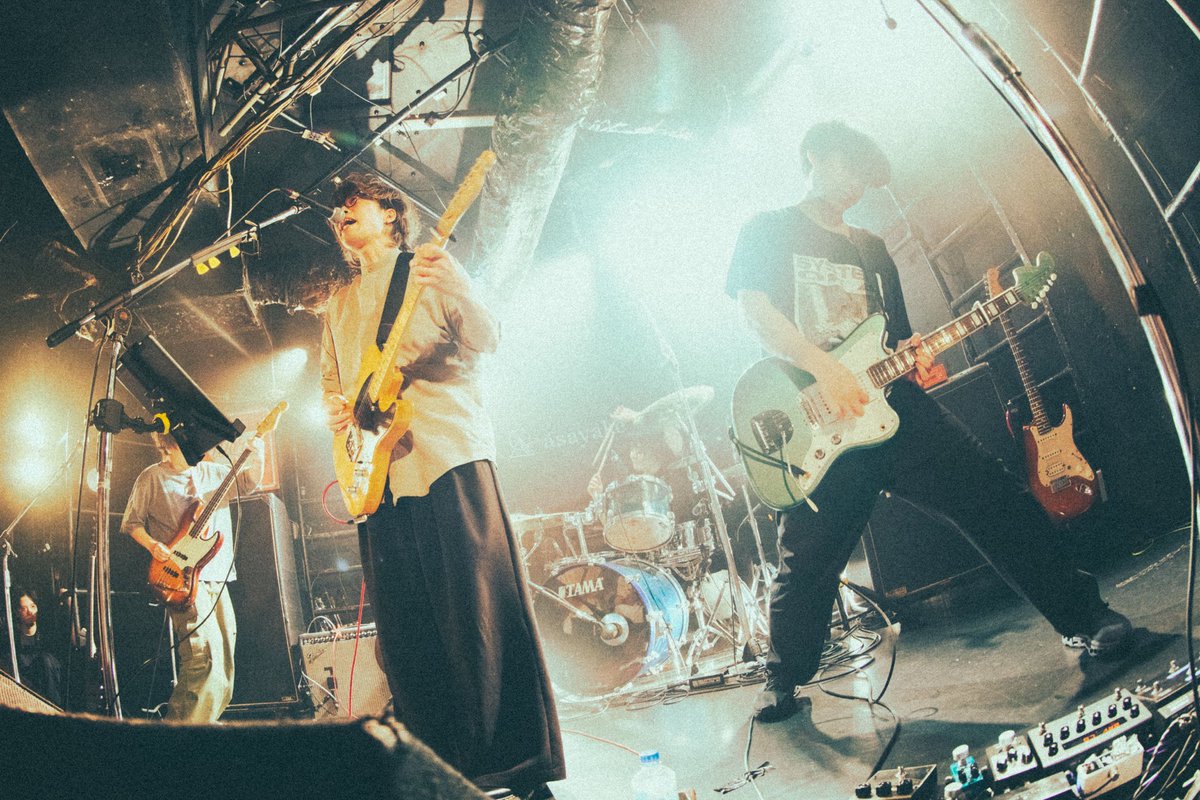 sarucon11knj's tweet photo. 活動休止しても
asayake no atoをやってきた事
音楽を好きな事が
自分の生きる支えになってる事には変わりないなと思いながら過ごしてます

生きててあんなに沢山の歓声と拍手を貰うこと無いから凄く力を貰ったし
また浴びたいなと思わせてもらったな

光を見せてくれてありがとう

撮影@__gang_sta__ https://t.co/yjXBooYHD5