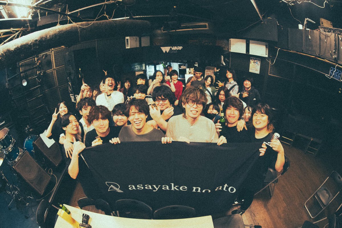 sarucon11knj's tweet photo. 活動休止しても
asayake no atoをやってきた事
音楽を好きな事が
自分の生きる支えになってる事には変わりないなと思いながら過ごしてます

生きててあんなに沢山の歓声と拍手を貰うこと無いから凄く力を貰ったし
また浴びたいなと思わせてもらったな

光を見せてくれてありがとう

撮影@__gang_sta__ https://t.co/yjXBooYHD5