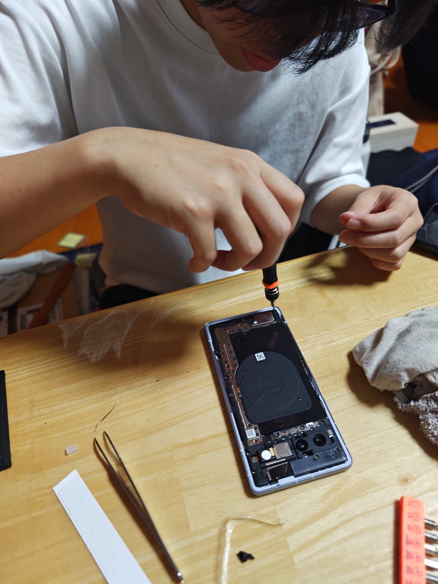 sa9825jp's tweet photo. 高三娘のGoogle Pixel 7a
買い換えてあげると言っても
愛着があるらしく買い換えないと言われ✋
でもバッテリーが弱ってるので
バッテリーを交換してやることに👍
T3 T1トルクスネジは娘に締めさせて🤗
自分でも手をかけてバッテリー交換すれば思い出に
また愛着が湧くでしょう🤗
#Googlepixel7a https://t.co/zD9Sd4M7jj