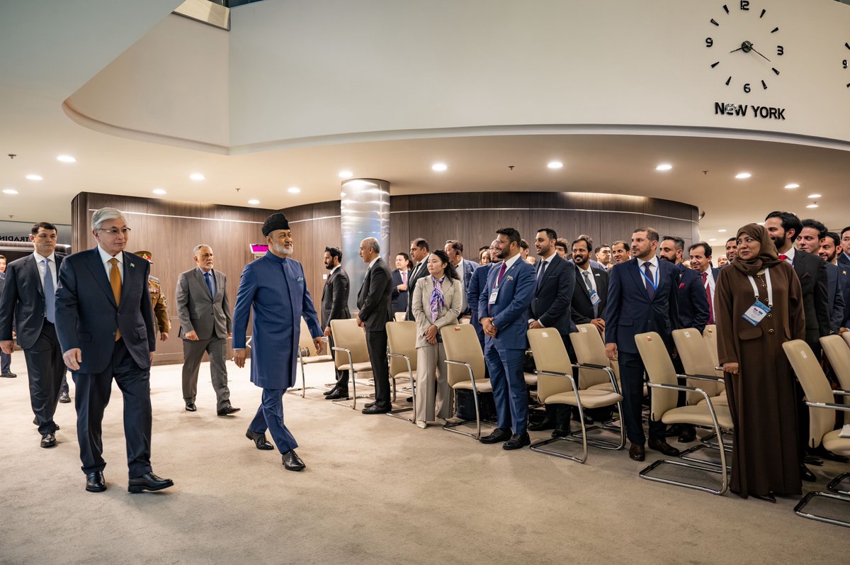RoyalOmanFamily's tweet photo. 📸 جلالةُ السُّلطان المُعظّم/حفظهُ اللهُ ورعاهُ/ وفخامةُ الرّئيس الكازاخستاني يشهدان مُنتدى الأعمال العُماني الكازاخستاني بــ #أستانا في إطار زيارة "دولةٍ" يقوم بها جلالتُه إلى جُمهورية #كازاخستان، حيث أشاد جلالتُه /أيّدهُ اللهُ/ بما تشهده مجالات الشراكة والاستثمار بين البلدين من نموٍّ وتطوّرٍ في عدة مجالات.