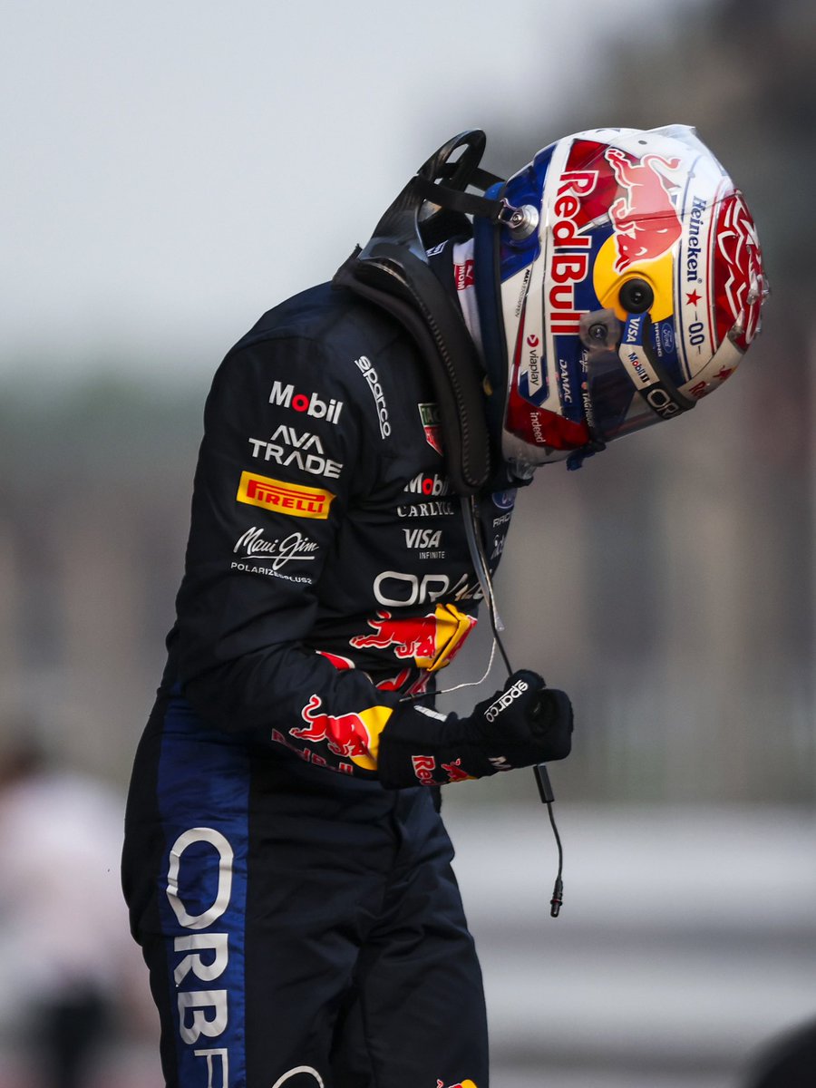 VerstappenCOM's tweet photo. Different angles, same vibe 💪

#BahrainGP https://t.co/CWyxuP7Qlu