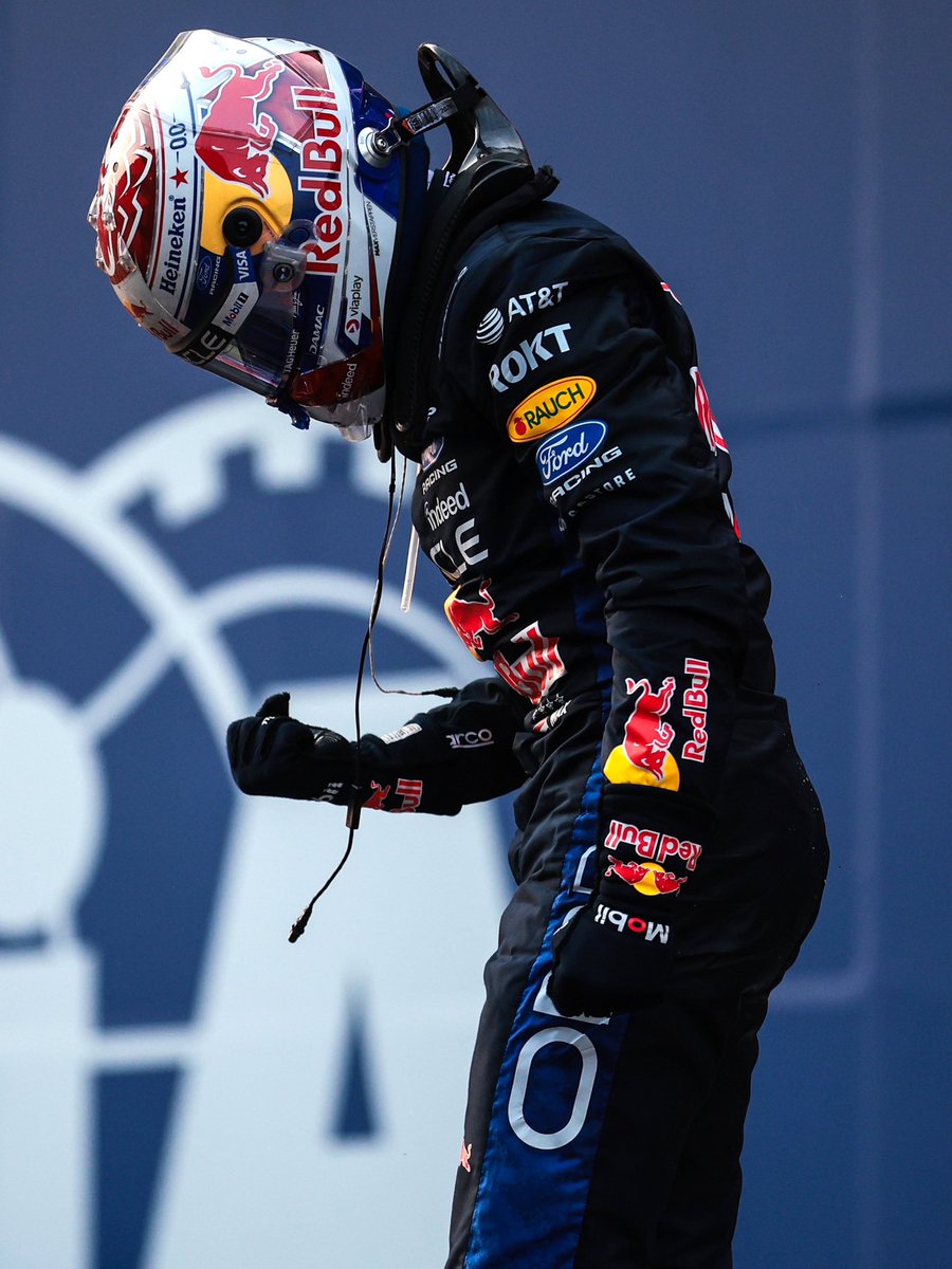 VerstappenCOM's tweet photo. Different angles, same vibe 💪

#BahrainGP https://t.co/CWyxuP7Qlu